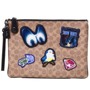 画像1: 【COACH】コーチ ディズニー コラボ コーティングキャンバス シグネチャー ダーク フェアリーテール スノーホワイト 白雪姫 パッチワーク アップリケ ターンロック リストレット クラッチバッグ タン×ブラック（日本未発売）