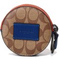 【COACH】コーチ メンズ コーティングキャンバス スムースカーフレザー シグネチャー カラーブロック ラウンド ハイブリッド カラビナ付き ポーチ タン×アドミラルマルチ〔日本未発売〕
