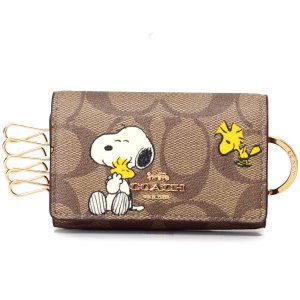 画像1: 【COACH】コーチ ピーナッツ コラボ スヌーピー ウッドストック シグネチャー5連 リング スマートキー対応 キーケース カーキ×サドル（日本未発売）