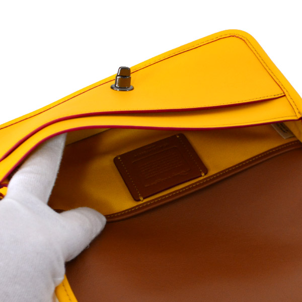 画像: 【COACH】コーチ ディズニー ミッキー コラボ  ターンロック ヴィンテージ コレクション レザー ペニー クロスボディー ショルダー 斜め掛けバッグ バナナ（日本未発売）
