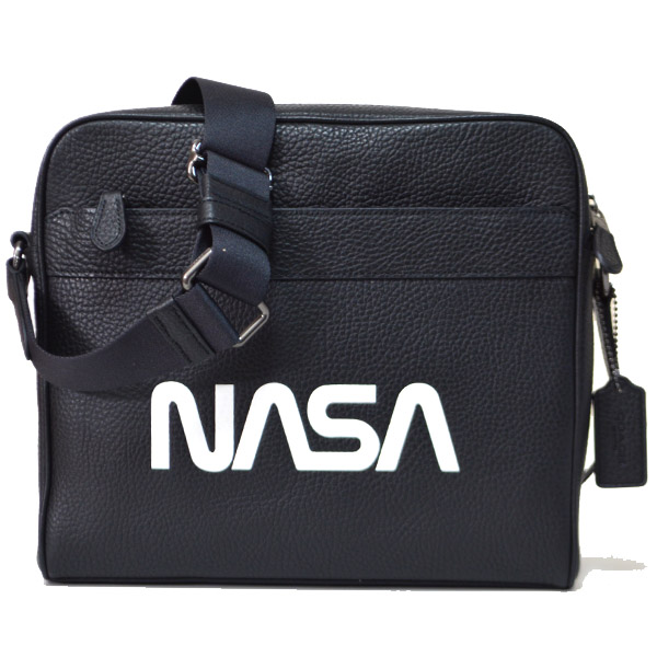 画像1: 【COACH】コーチ メンズ レザー NASA ロゴ プリント クロスボディ 斜め掛け ショルダーバッグ ブラック〔日本未発売〕 (1)