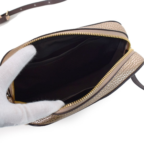 画像: 【COACH】コーチ バッグ メタリック ぺブルレザー ロゴ ミニ カメラバッグ クロスボディ 斜め掛け ショルダーバッグ メタリックペールゴールド（日本未発売）